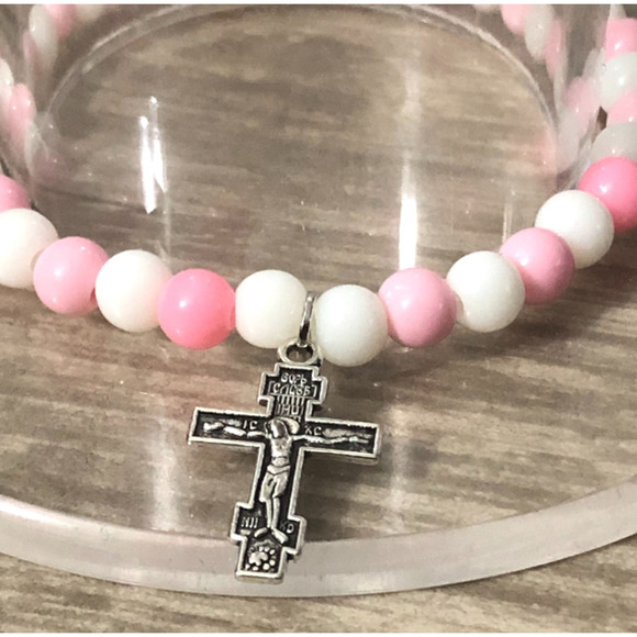 Stretch rosary bracelet handmade with pink and white round beads - Picture 2 of 5